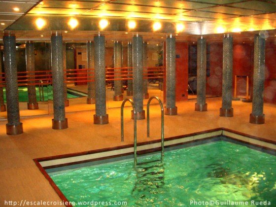 Piscine intérieure Costa Victoria