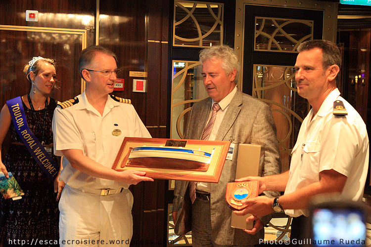 Royal Princess - Escale inaugurale à Toulon - Cérémonie d'échanges de cadeaux