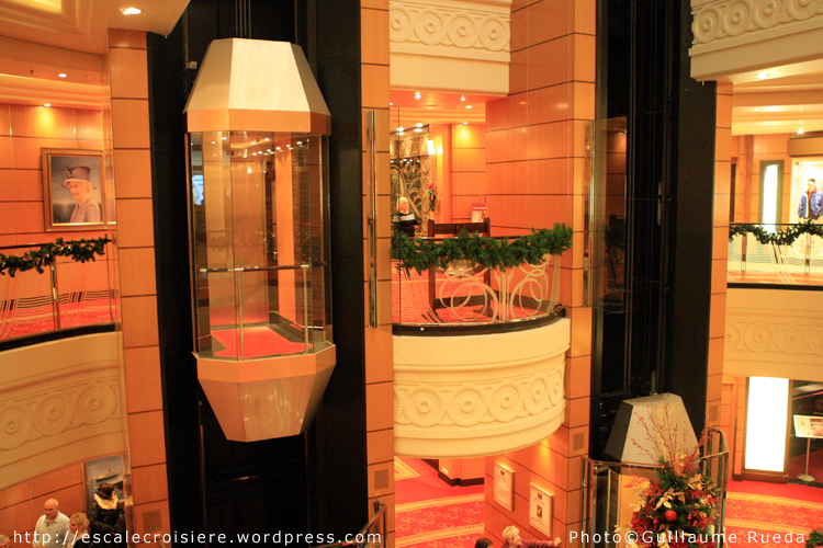 Queen Mary 2 - Grand lobby