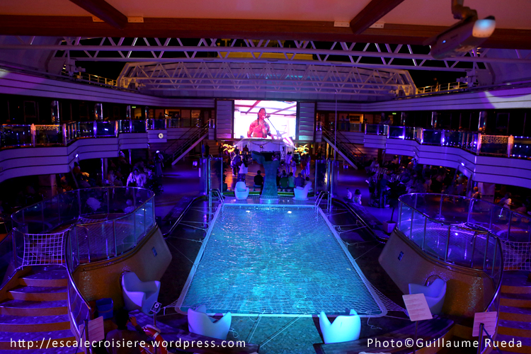 Costa Luminosa - Piscine centrale - Lido Dorado