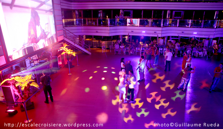 Costa Luminosa - Piscine centrale - Lido Dorado