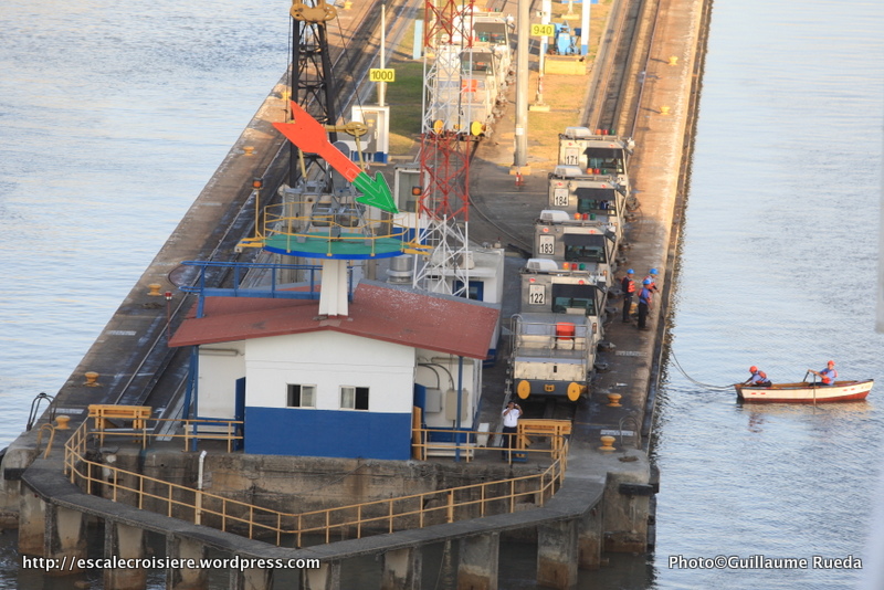 Canal de Panama - écluse de Miraflores - barque