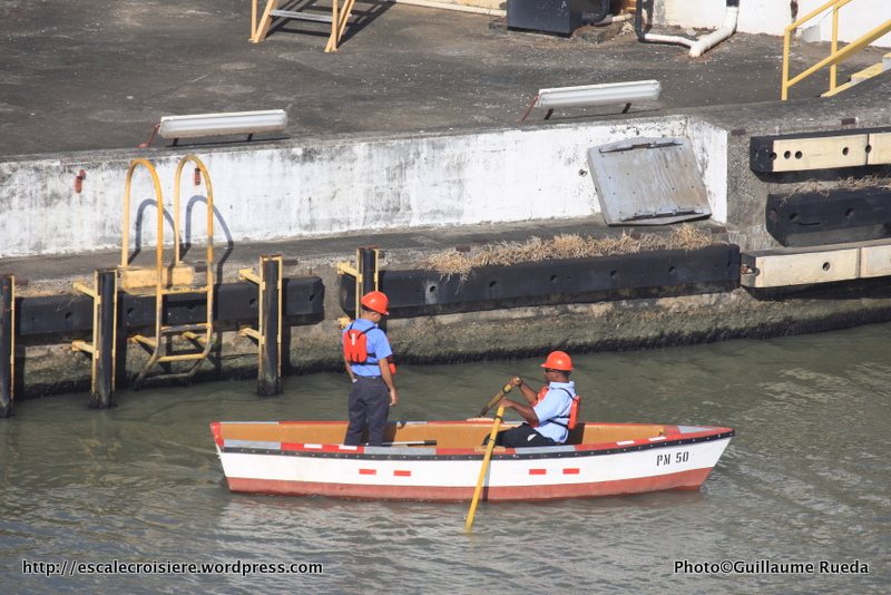 Canal de Panama - écluse de Miraflores - barque