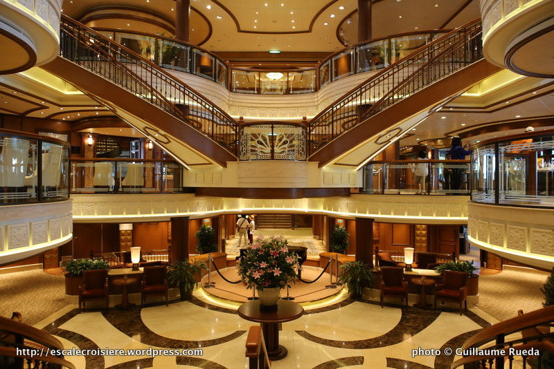 Queen Elizabeth - Lobby