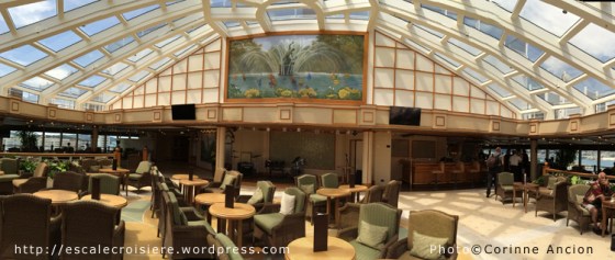 Queen Elizabeth - The Garden Lounge