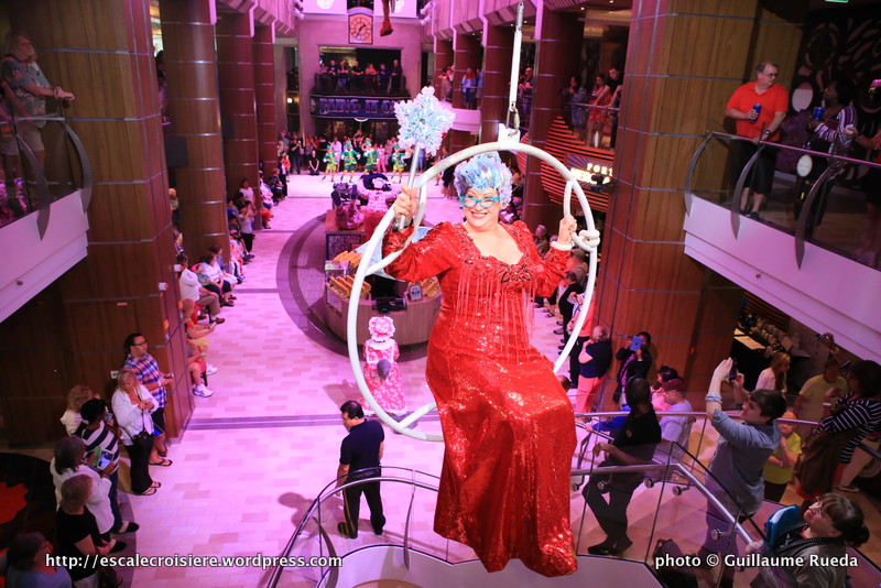 Quantum of the Seas - Royal Esplanade - Parade DreamWorks