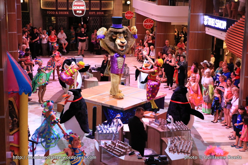 Quantum of the Seas - Royal Esplanade - Parade DreamWorks