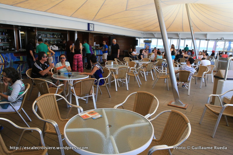 Celestyal Odyssey - bar piscine