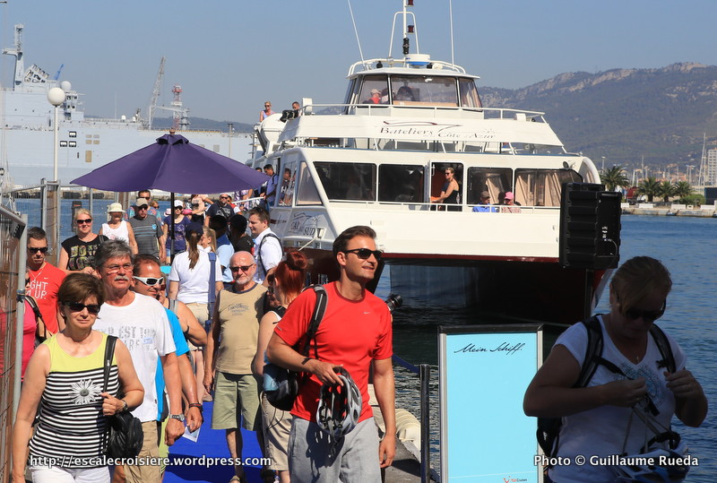 Escale Mein Schiff 2 au mouillage à Toulon - débarquement au Palais du Commerce et de la mer