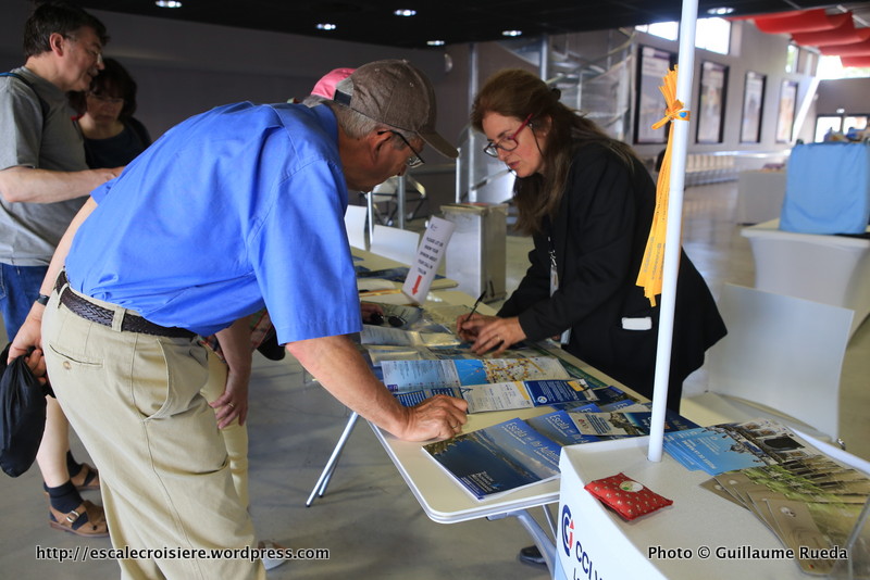 Escale Mein Schiff 2 au mouillage à Toulon - débarquement au Palais du Commerce et de la mer