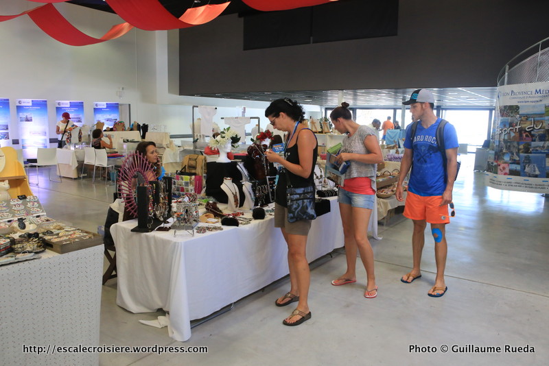 Escale Mein Schiff 2 au mouillage à Toulon - débarquement au Palais du Commerce et de la mer