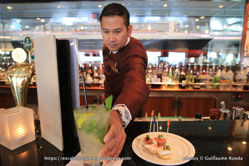 Queen Mary 2 - Commodore Club Bar