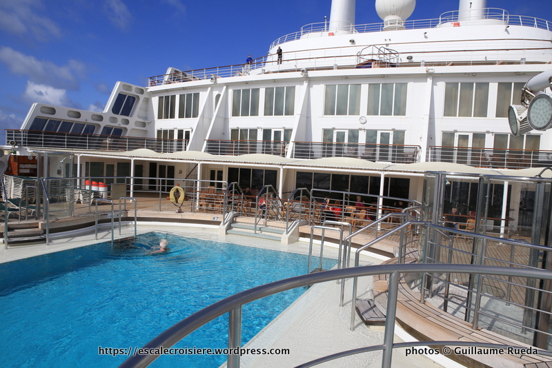 Queen Mary 2 - Piscines extérieures pont 6