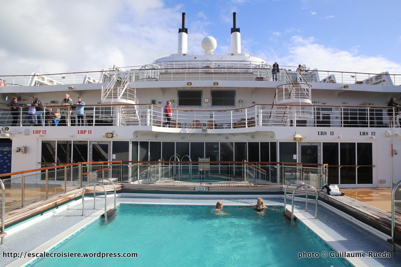 Queen Mary 2 - Piscine extérieure pont 8