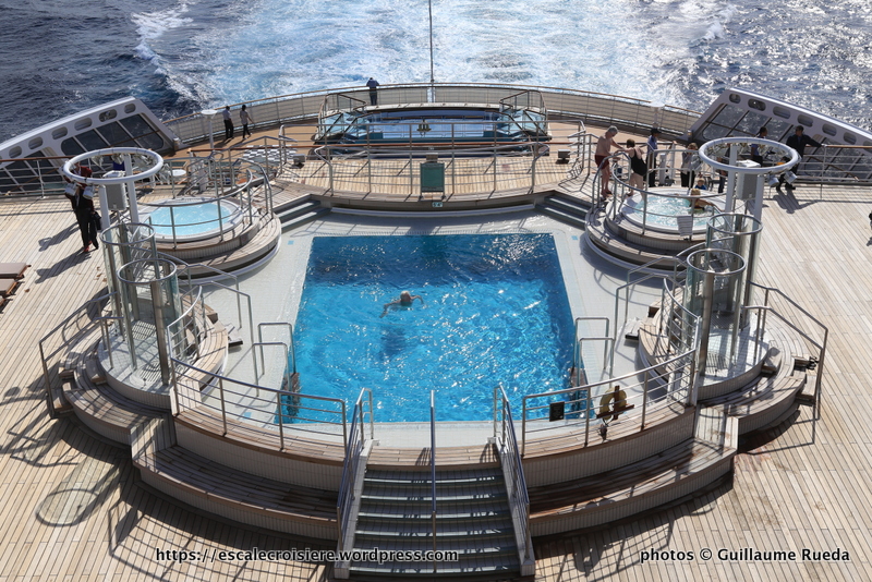 Queen Mary 2 - Piscine extérieure pont 8