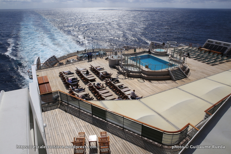 Queen Mary 2 - Piscine extérieure pont 8
