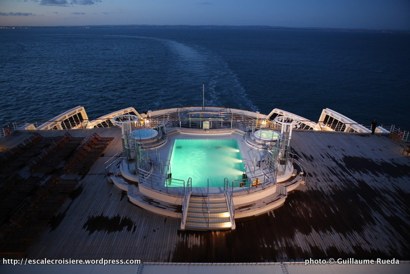 Queen Mary 2 - Piscine extérieure pont 8