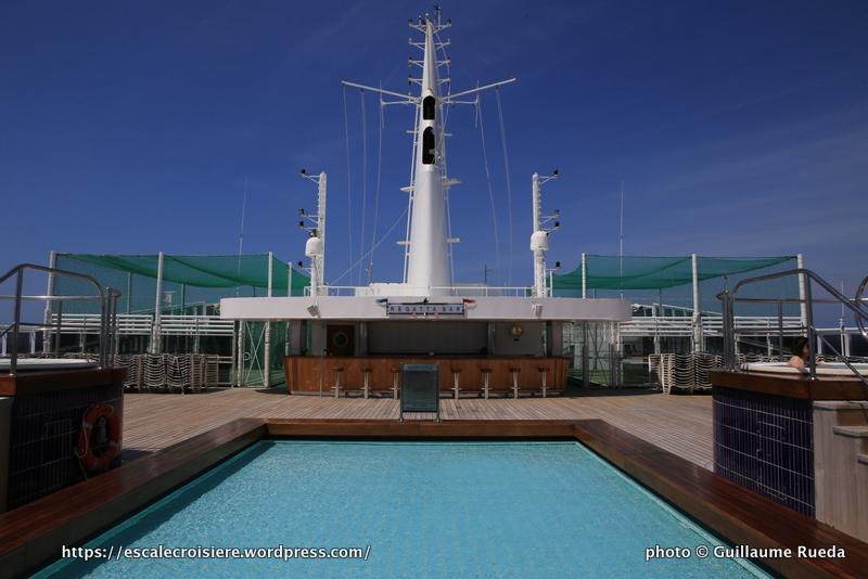 Queen Mary 2 - Piscine splash pool pont 13
