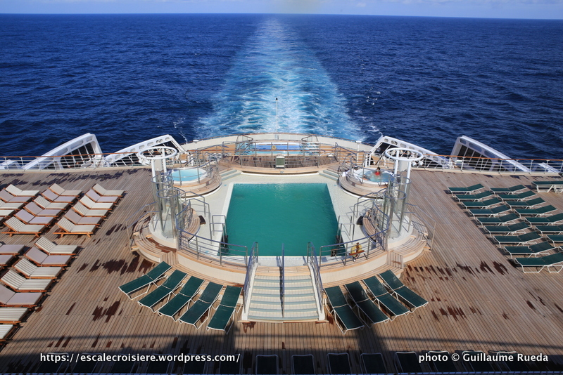 Queen Mary 2 - Piscines extérieures pont 6