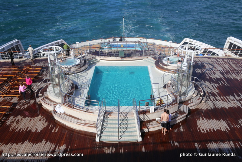 Queen Mary 2 - Piscines extérieures pont 6