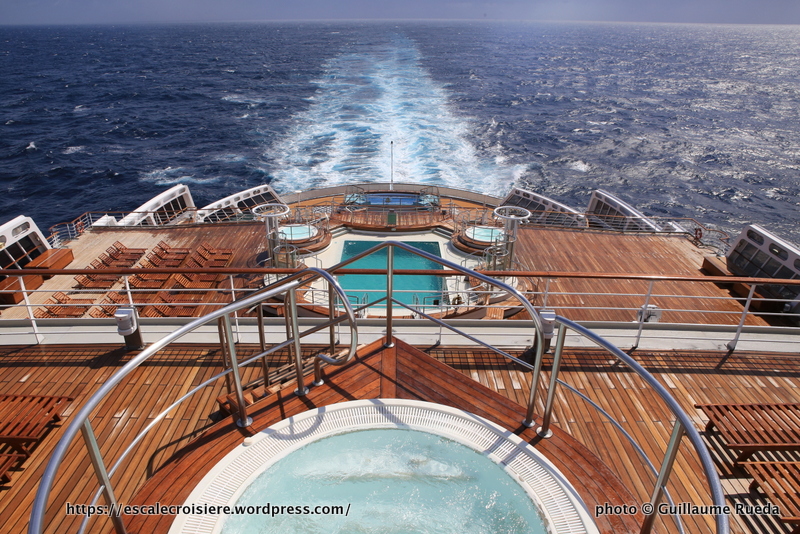 Queen Mary 2 - Piscines extérieures pont 6