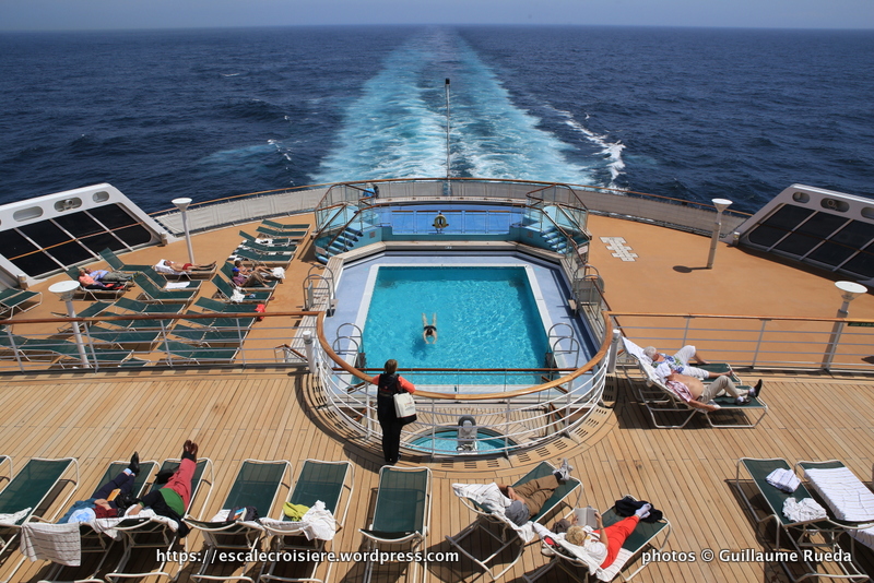 Queen Mary 2 - Piscines extérieures pont 6