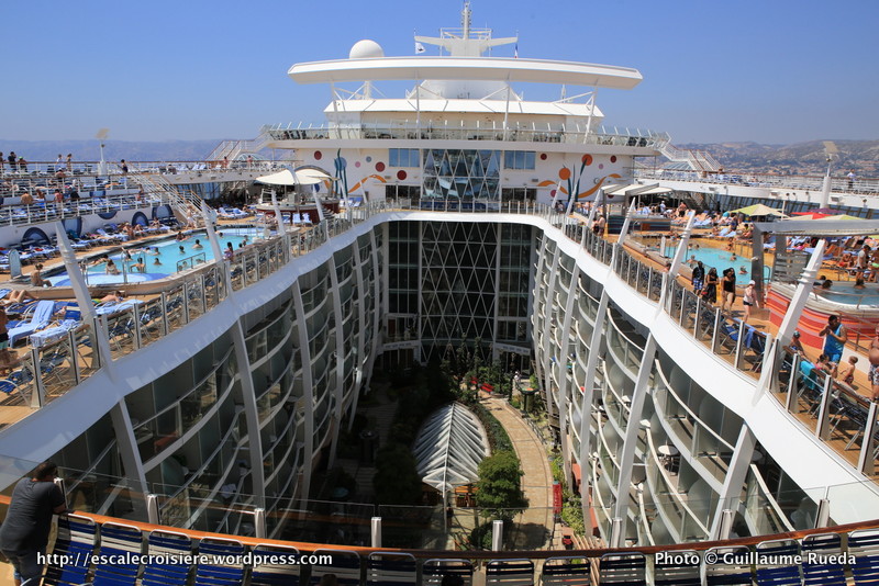 Allure of the Seas - Pool and Sports zone - Vue Central Park