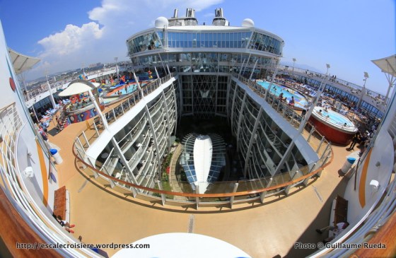 Allure of the Seas - Pool and Sports zone - Vue Central Park