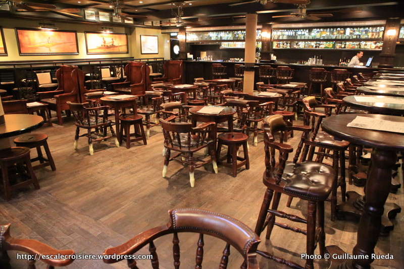 Allure of the Seas - Royal Promenade - Bow and Stern pub