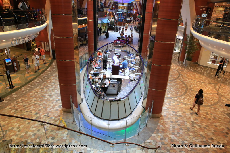 Allure of the Seas - Royal Promenade - Rising tide bar