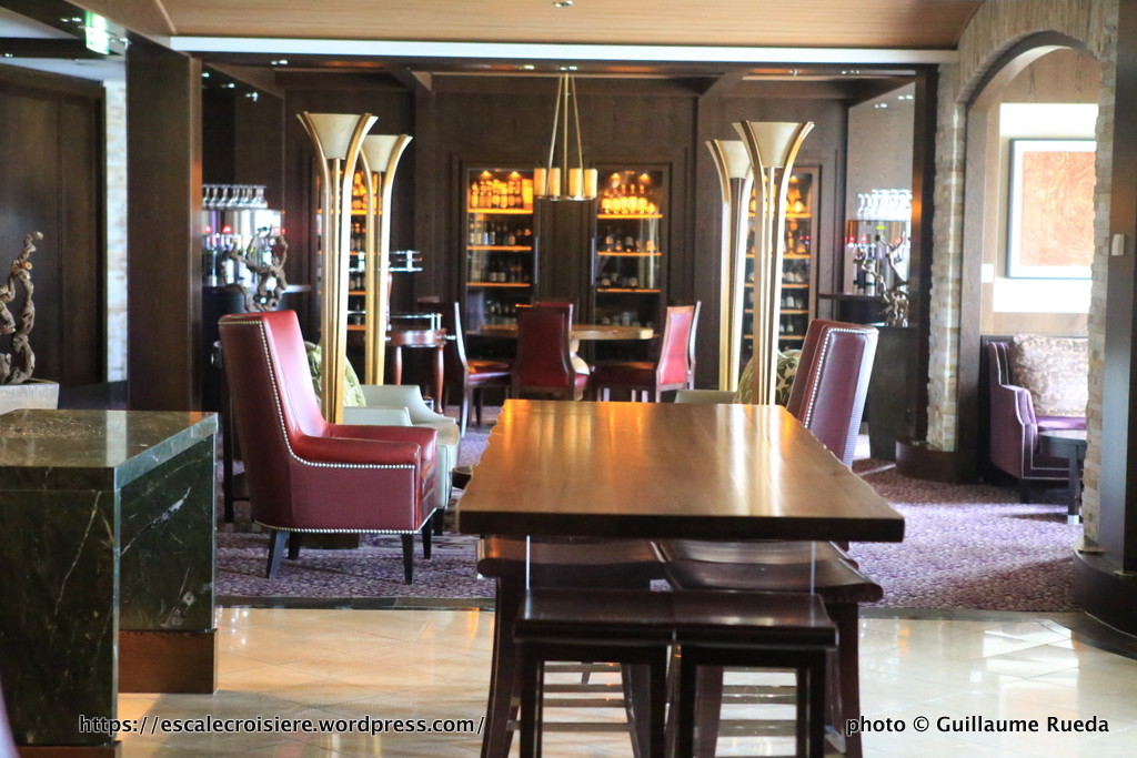 Celebrity Silhouette bar - Cave Masters