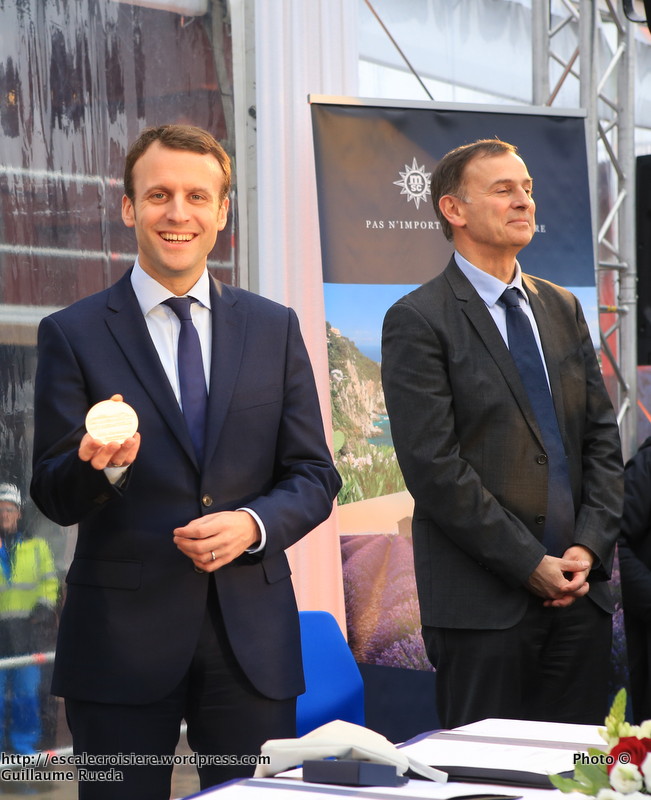 2016-02-01 MSC Meraviglia - Saint Nazaire - pièce et signature de contrat - Emmanuel Macron et Laurent Castaing, Directeur General de STX France