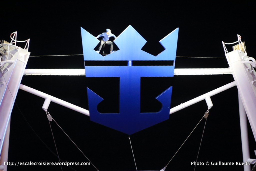 Harmony of the Seas by night - The Fine Line - Aquatheater