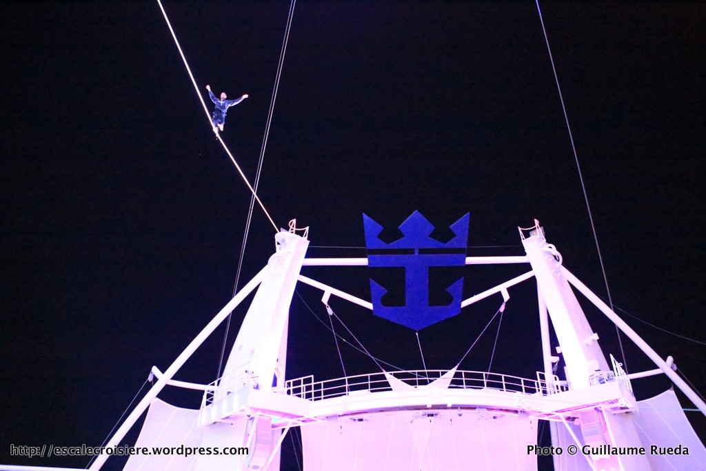 Harmony of the Seas by night - The Fine Line - Aquatheater