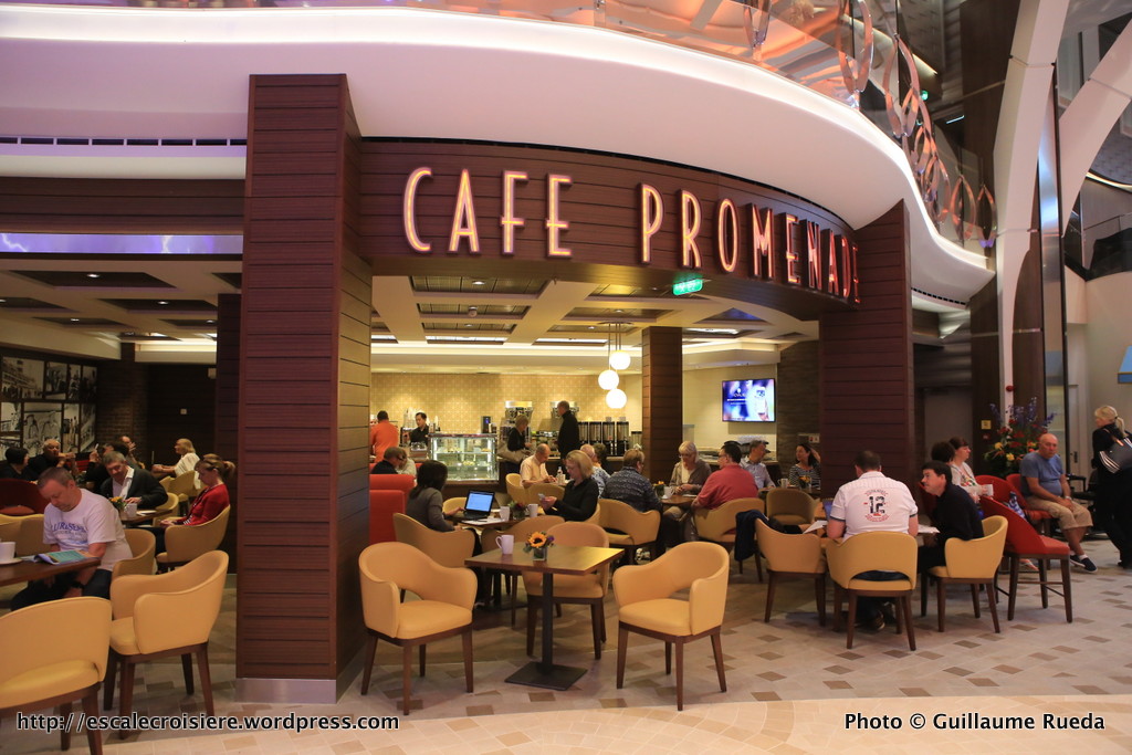 Harmony of the Seas - Cafe promenade