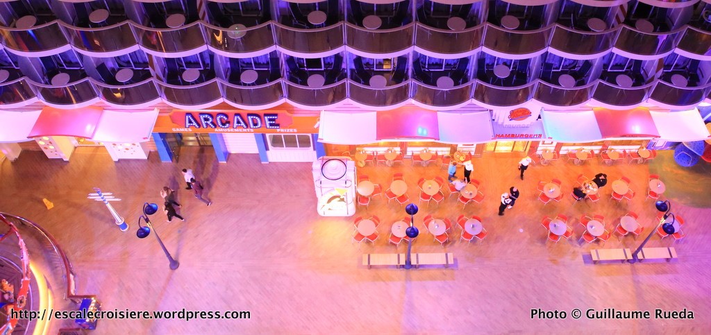 Harmony of the Seas by night - Boardwalk - Johnny Rockets