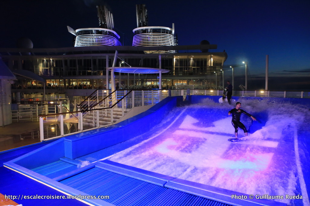 Harmony of the Seas by night - Flowrider - Simulateur de surf