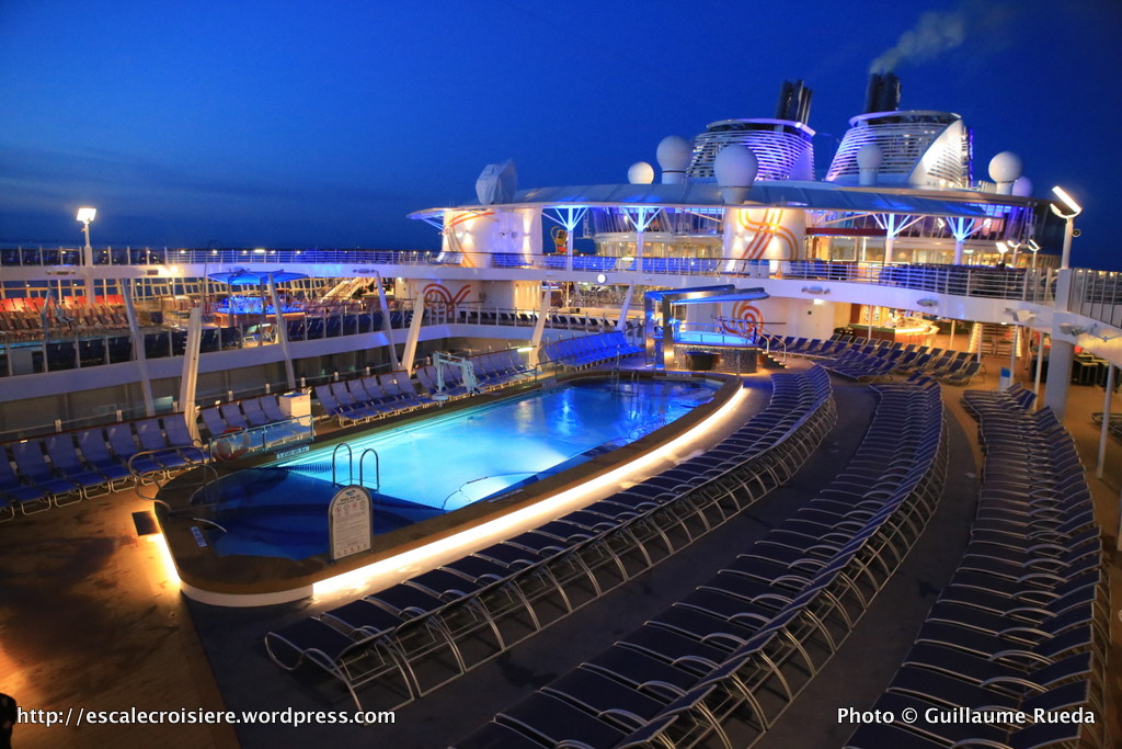 Harmony of the Seas by night - Piscine