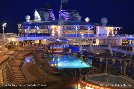 Harmony of the Seas by night - Piscine