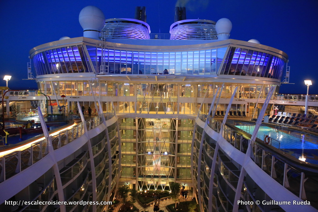 Harmony of the Seas by night - Suite Lounge