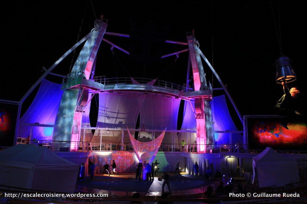 Harmony of the Seas by night - The Fine Line - Aquatheater