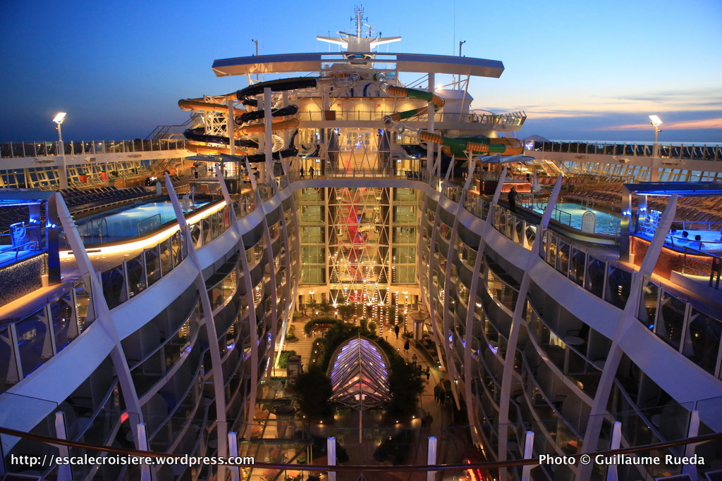 Harmony of the Seas by night - Toboggans Perfect Storm