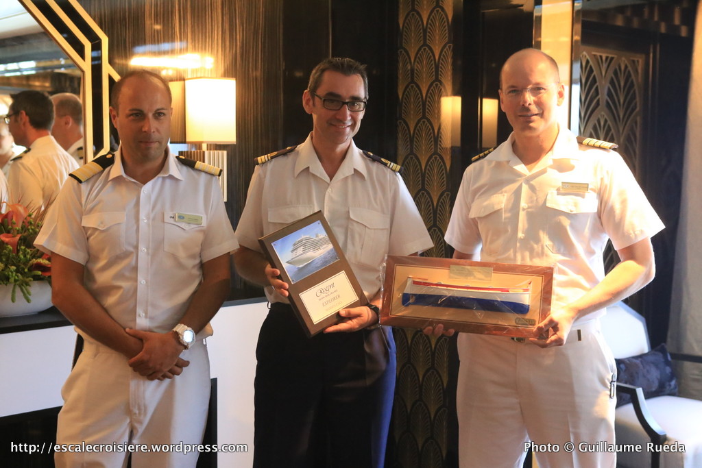 Seven Seas Explorer - Remise des plaques avec le Commandant Stanislas Mercier De Lacombe