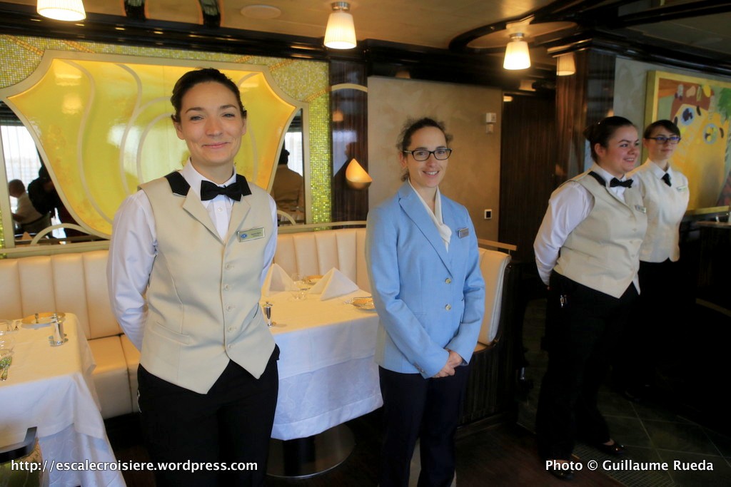 Seven Seas Explorer - Serveuses du restaurant Chartreuse
