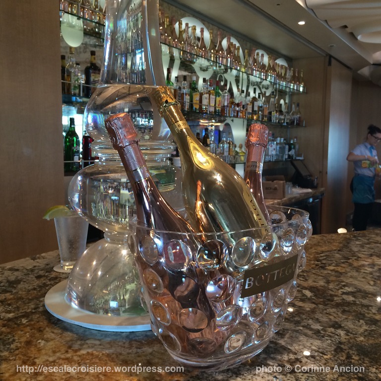 TUI Discovery - Atrium bar