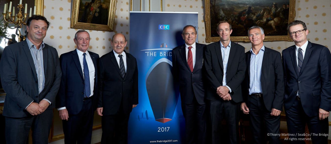 Les membres de l'association The Bridge avec Jean-Yves Le Drian, Ministre de la Défense
