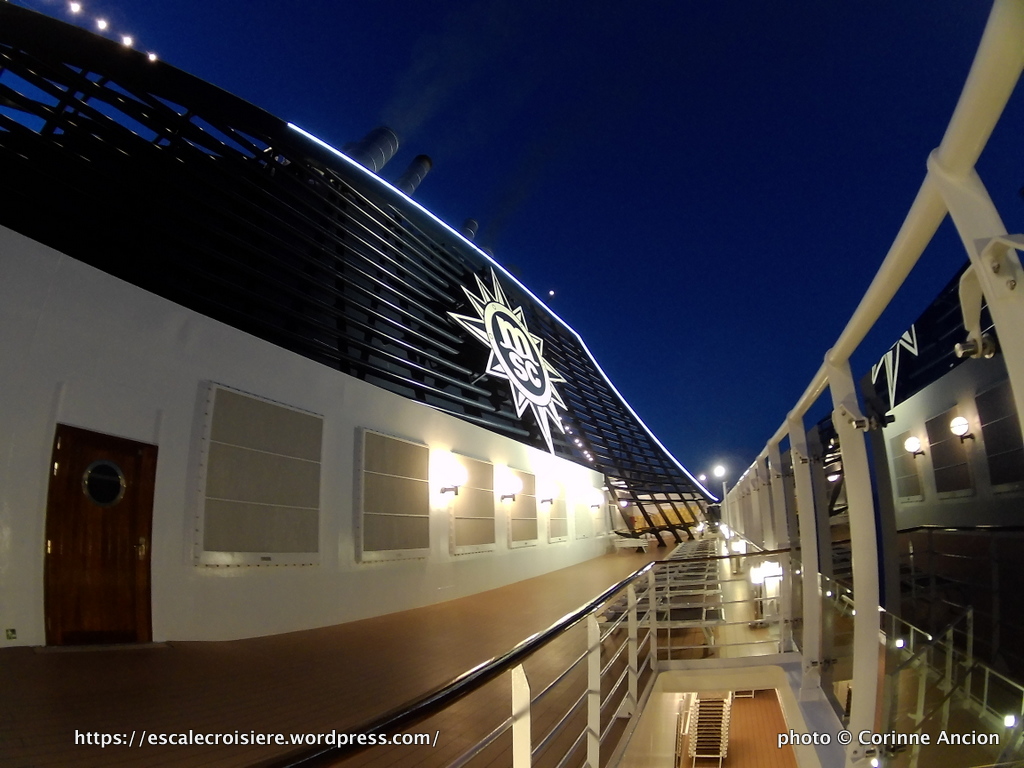 MSC Fantasia by night - Cheminée