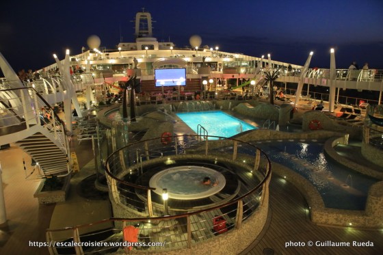MSC Fantasia by night - Aquapark