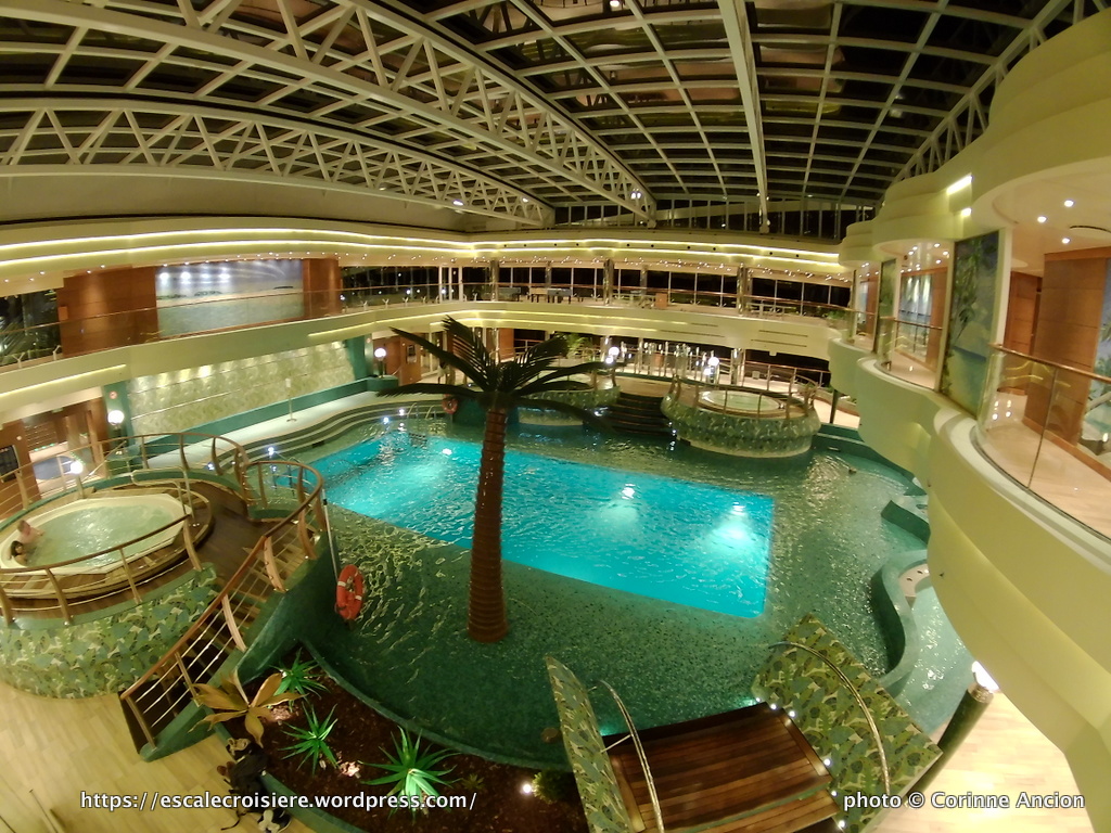 MSC Fantasia - I tropici - piscine intérieure