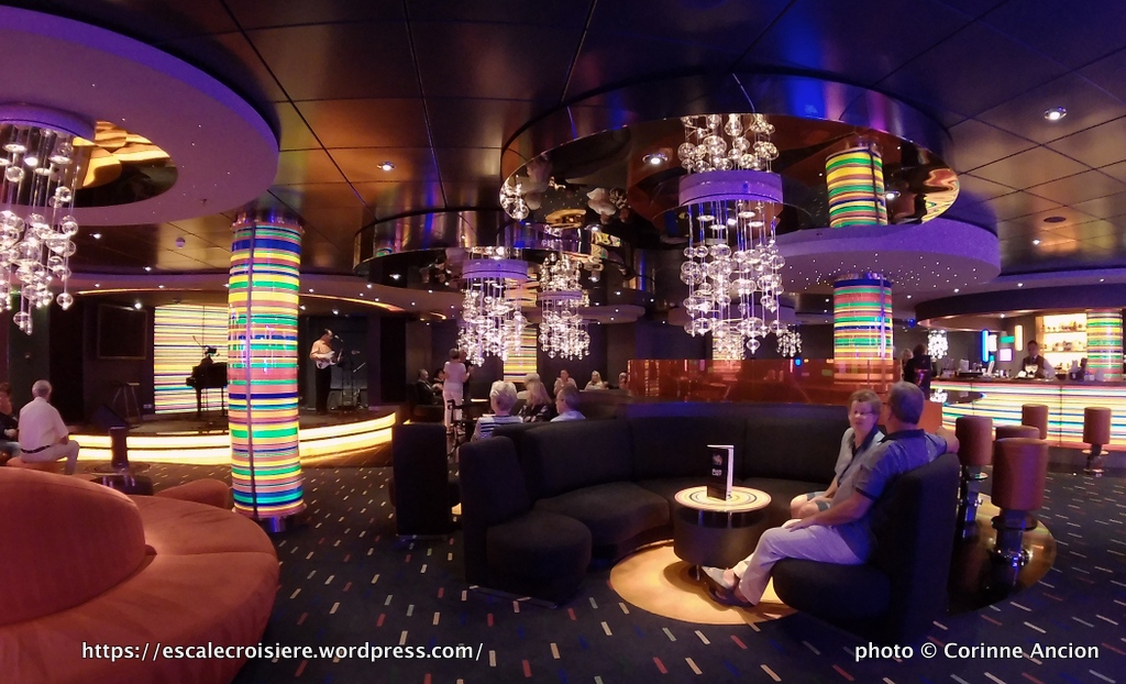 MSC Fantasia - Manhattan bar